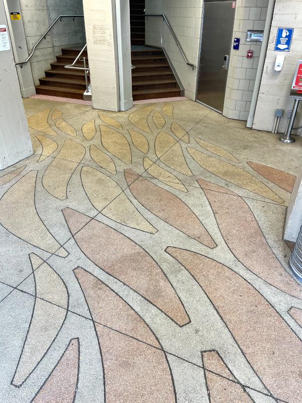 This paving pattern is based on the flowing patterns created by schools of fish or flocks of birds. Frazier was inspired by the similarities among pedestrians in transit stations and the “swarm” behavior of creatures in nature.
