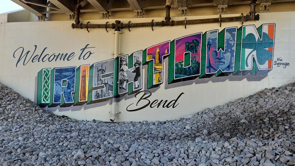 This mural welcomes people to Irishtown Bend by graphically depicting the historic relevance of the area including former Irish settlements and the important industrial uses of the area. 